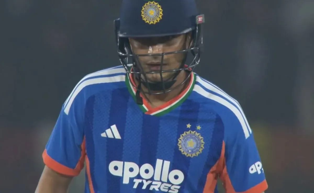 Ashish Nehra standing with Shubman Gill and Washington Sundar during a Gujarat Titans training session while speaking about their roles and form
***