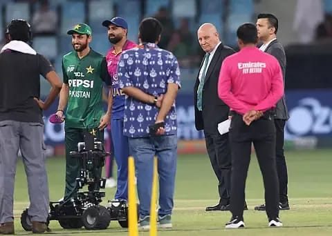 India–Pakistan handshake-gate explained: how a last-minute message trapped Andy Pycroft Andy Pycroft faced backlash after relaying a last-minute no-handshake message before the India–Pakistan toss, leading to protests and a delayed match.