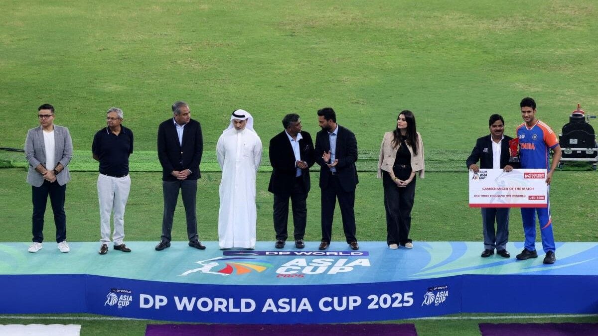 ACC top members and other officials standing on podium as they awaits Indian team to collect trophy which they refused form to take it from PCB chief.