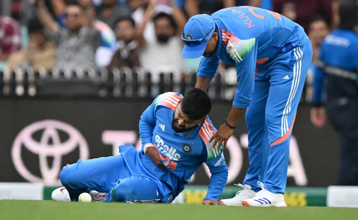 Shreyas Iyer’s Brilliant Catch Against Australia Sparks Injury Scare in Sydney ODI Shreyas Iyer clutching his ribs after landing awkwardly while taking a spectacular catch to dismiss Alex Carey during the India vs Australia 3rd ODI in Sydney.